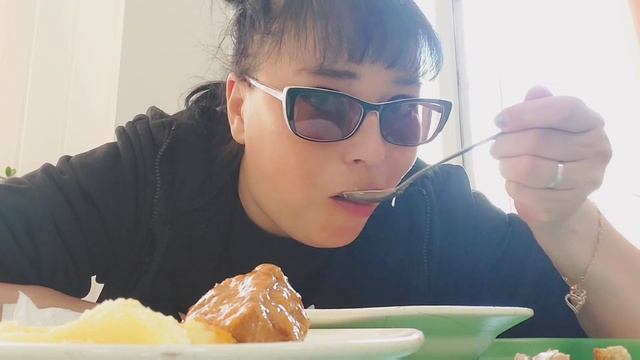 Мукбанг  Столовая  Борщпюре с тушёным мясом и компот  Обжор
