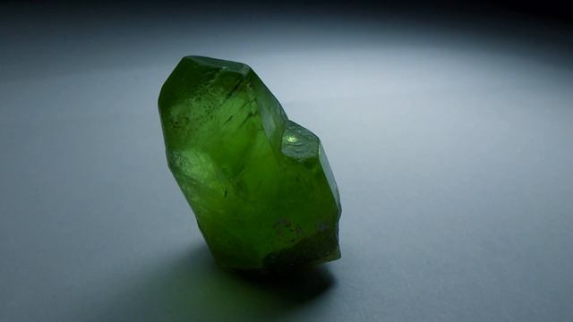 Хризолит, кристалл хризолита из Пакистана