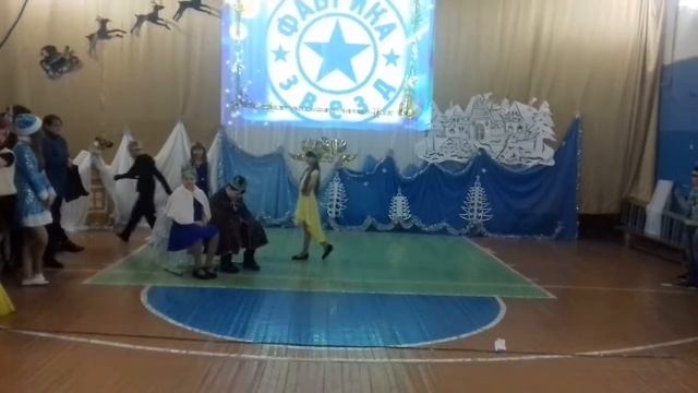 Новый год в школе 5 Б сценка пиши в коменты кто я  (не помехи со звуком но потом норм)