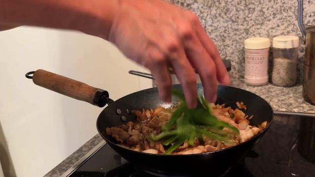 二匹の獣に襲われる中年男性【豚肉とピーマン炒め定食】