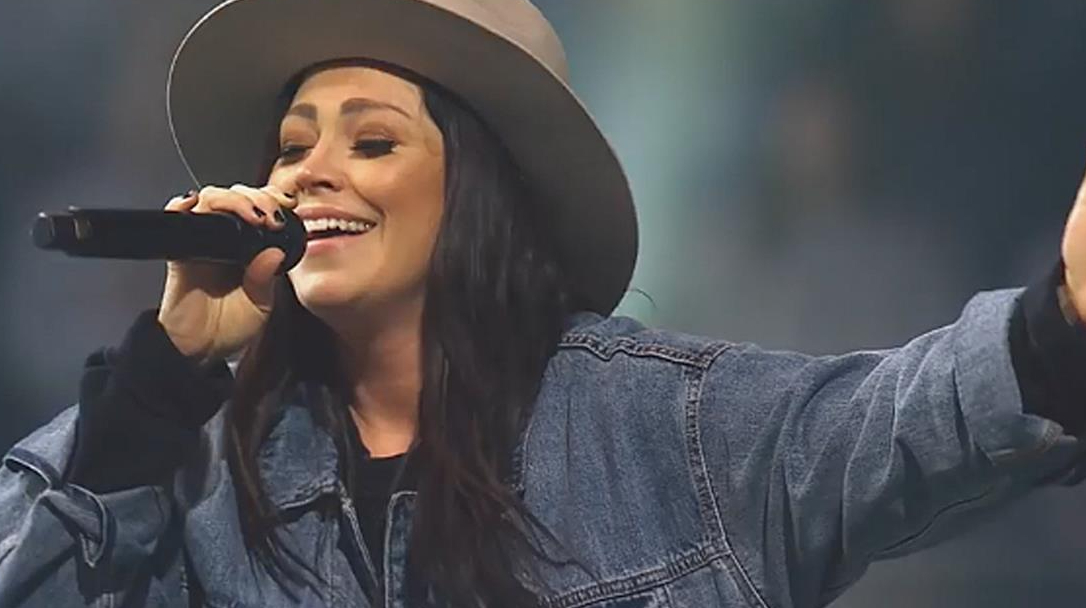 Chris Tomlin - Revelation Song (Live) Ft. Kari Jobe
