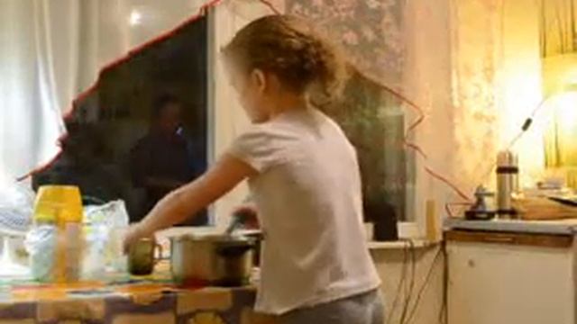 Ленивец и кот готовят блины