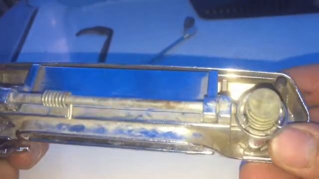 Ремонт дверей: снятие обшивки и замена ручек