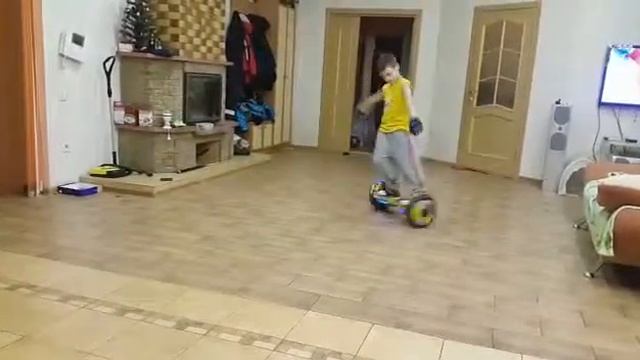 Танцую на гироскутере