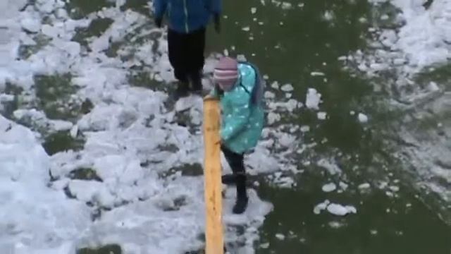 Ребята убирают снег во дворе зимой