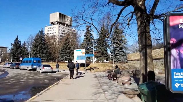 Нарва. Эстония одним днем. Мужик с тележкой.