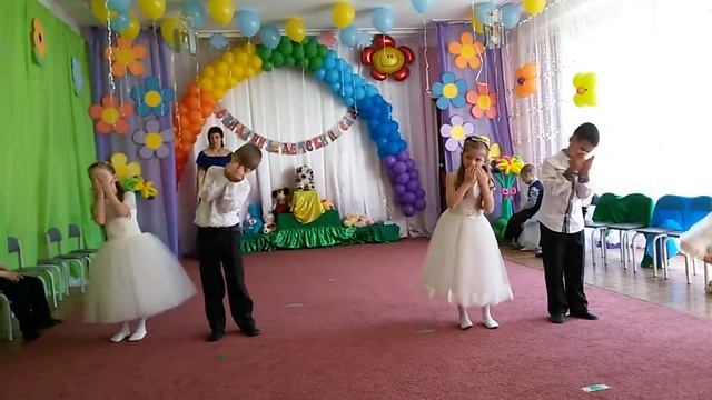 Зажигательный танец на выпускном в саду.