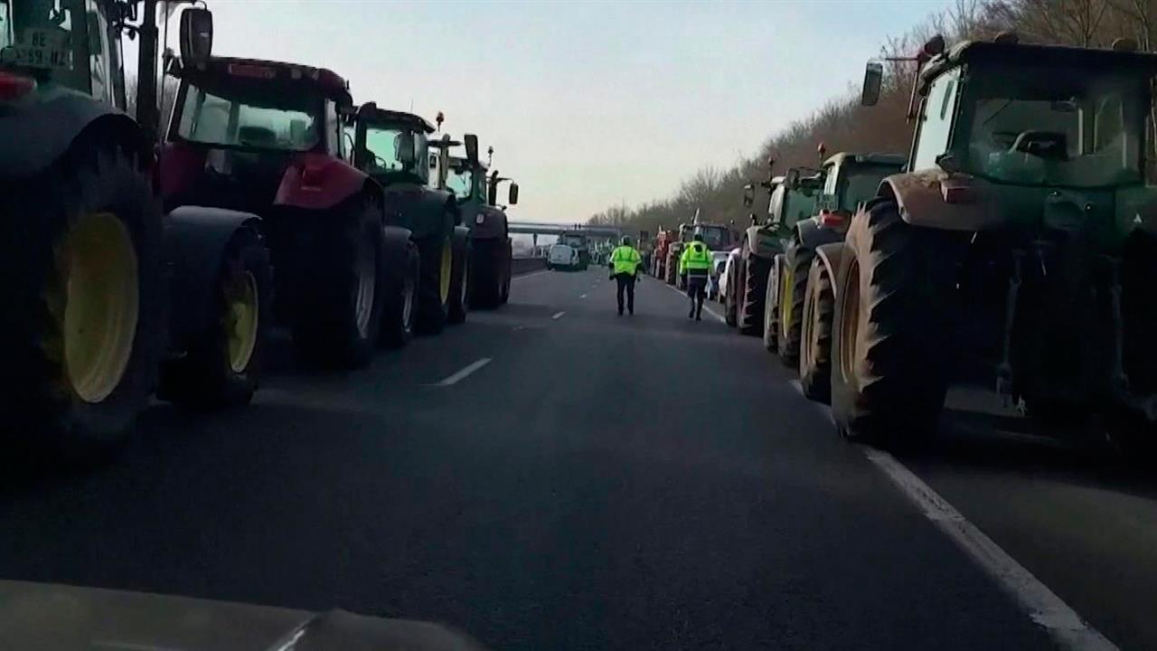 Франция сегодня с самого утра охвачена массовыми протестами