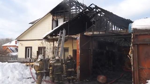 Сегодня утром горел дом № 17 по улице Мамина-Сибиряка. К счастью, никто не пострадал