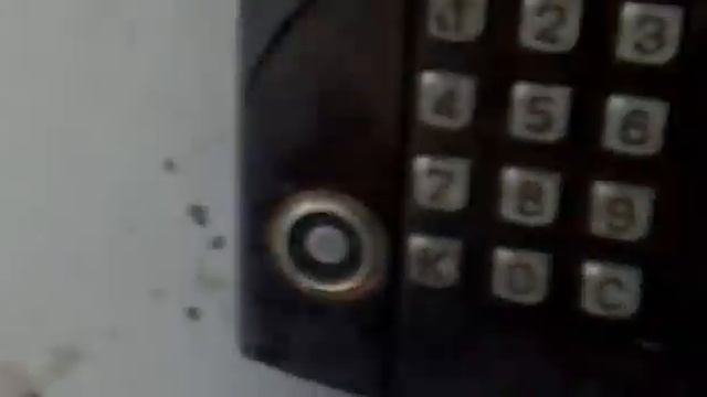 Как правильно открывать дверь при помощи пальца