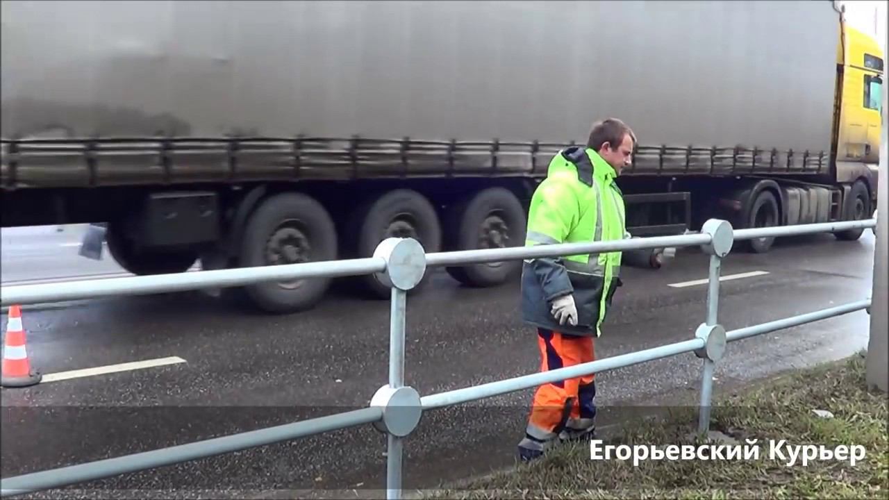 На улицах Егорьевска устанавливают новые ограждения.