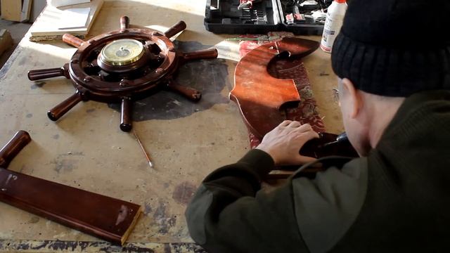 реставрация декоративного  деревянного штурвала с якорем