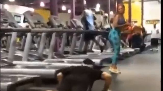 Парень на тренажере отвлекся на красивую девушку и упал - Beauty Kills