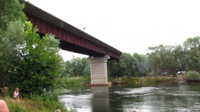 люди прыгают с моста