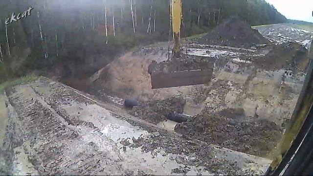 Реконструкция переездов длинноруким экскаватором.