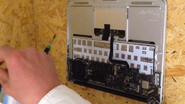Ремонтируем Apple MacBook Air разбор чистка клавиатуры