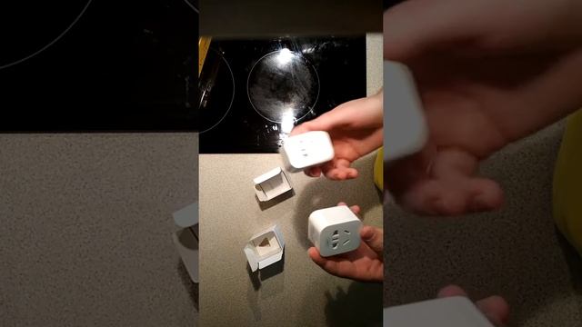 Внешнее сравнение Умных розеток Xiaomi Mi смарт WiFi гнездо - ZigBee версия и Basic