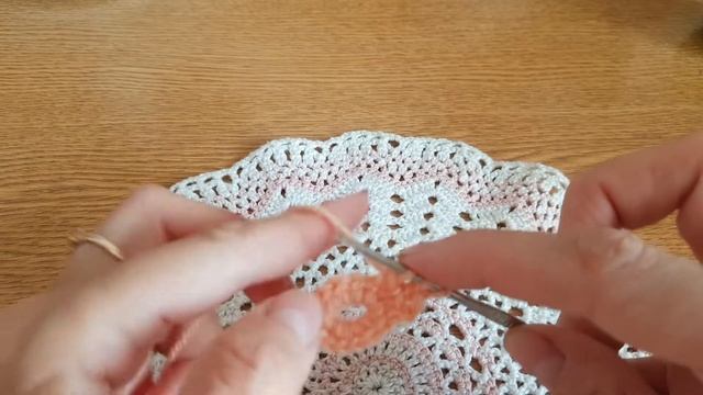 Как связать красивый листочек для украшения.