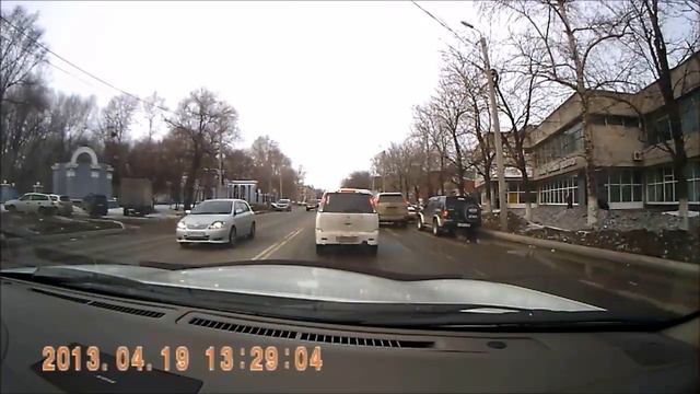 Land Cruiser шарахнул Nissan Terrano и уехал!