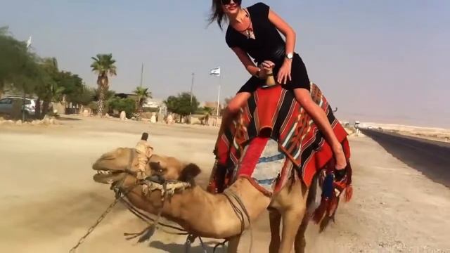 Лена Миро на верблюде