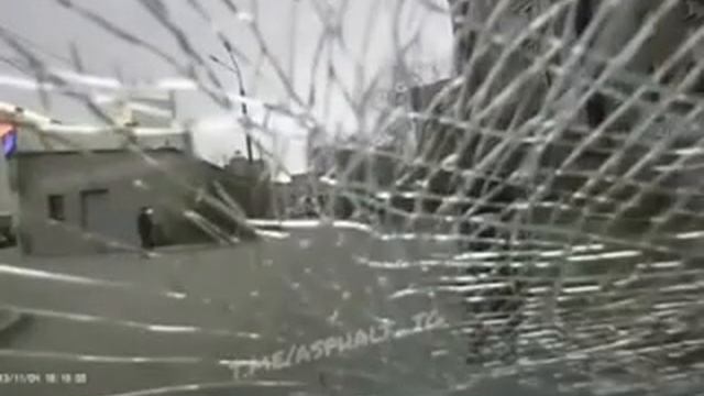 Гопники разбили стекло в машине