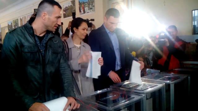 Братья Кличко проголосовали на местных выборах