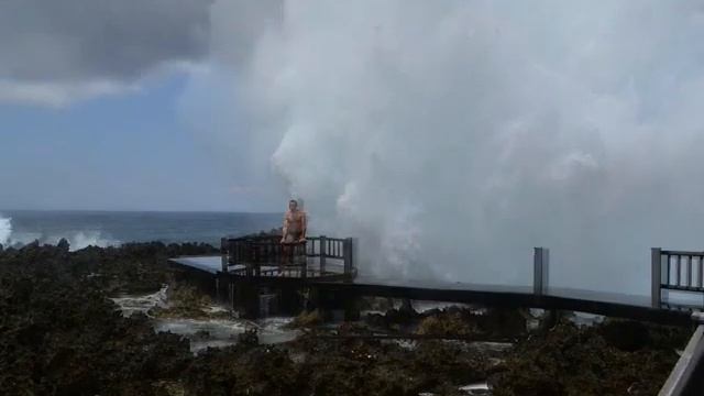 Океанский душ на Бали. Волны от Нептуна