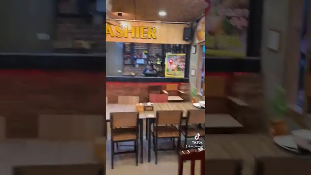 Тайские повара приготовили мне купленные на рыбном рынке Раваи креветки на гриле - зашли 👍🏽