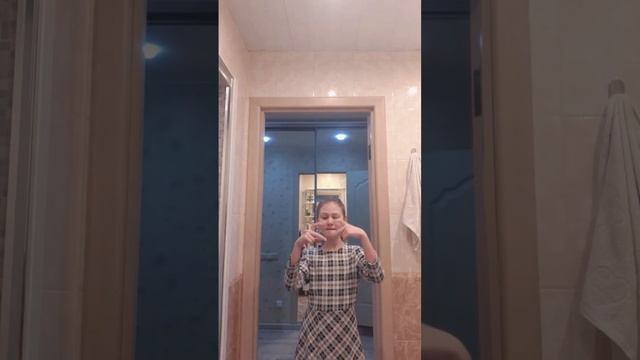 сегодня в школе последний день.И нам сегодня разрешили прийти в свободной форме. И без портфелей.