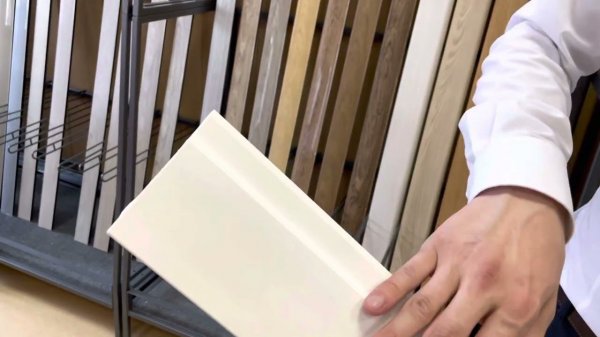 Плинтус из полистирола высокой плотности  HI WOOD B100V1 103мм х 22мм х 2,0м.