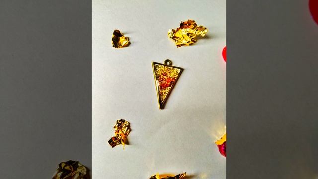 Кулон из эпоксидной смолы 