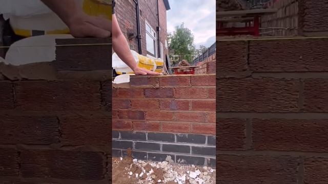 Кладка лицевого кирпича на цветной раствор на объекте строительства #тренды