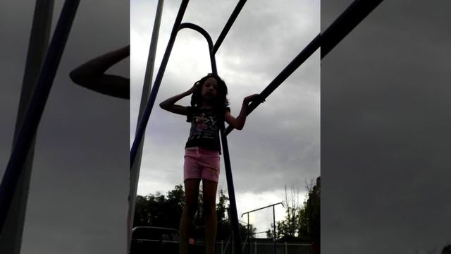 Как делать кувырки на турнике.