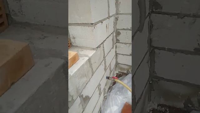 Заполнение пустоты в стене дома Пеноизолом жидкий пенопласт ПеноВата.