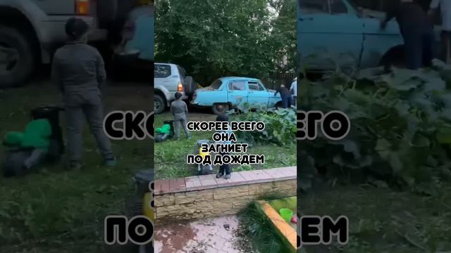 Отец никак не хотел расставаться со своей старенькой ласточкой… Машина уже не на ходу… #auto