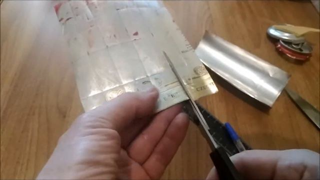 Не все угадают из чего сделана эта замечательная коробочка. В ней очень удобно хранить всякие мелоч