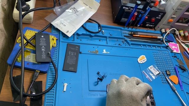 Замена аккумулятора и динамика с сеточкой в IPhone 8