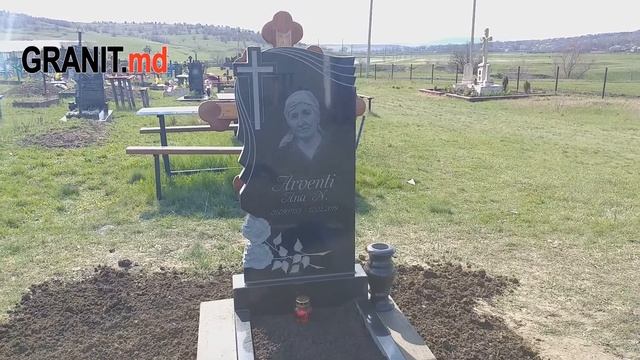 Monumente Funerare Pe Mormânt Cu Instalare Pe Cimitirul Sângerei