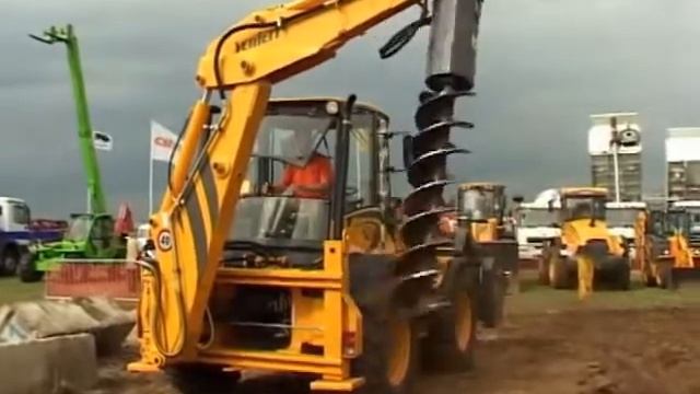 Экскаватор-погрузчик VENIERI VF 10.33 - демонстрация работы с буром.