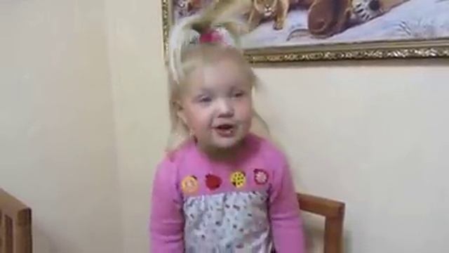 Девочка читает стих - Про бабушку =)