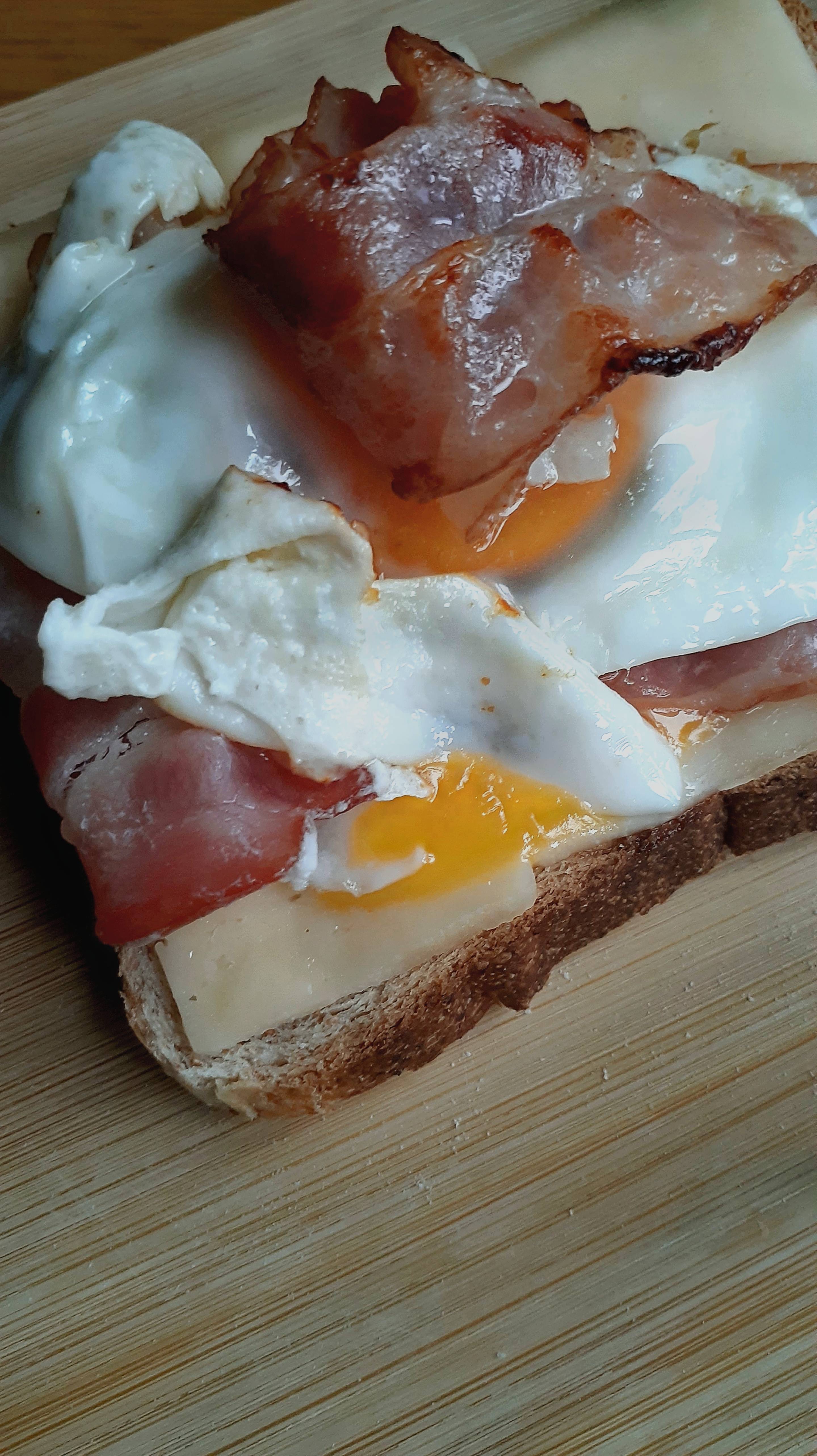 Тост с беконом и яйцом