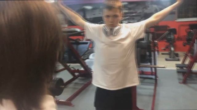 ДЕНЬ РУК: ПОКАЗУШНИКИ В ЗАЛЕ!! 100КГ НА БИЦЕПС????