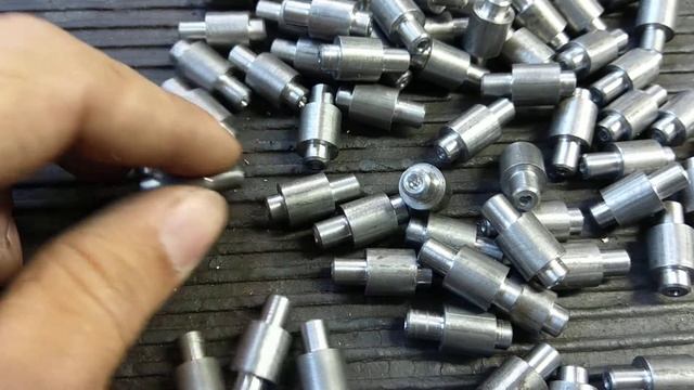 ось ролика колеса раздвижных дверей