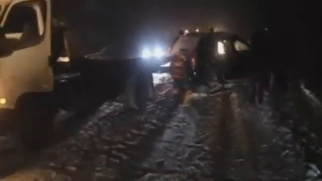 Дорожники вытащили авто из кювета