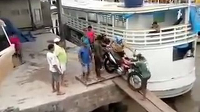 Мотоцикл в воде; слишком неустойчивый мостик