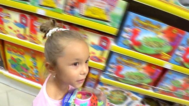 КУПЛЮ ВСЕ Что УНЕСЕШЬ  челлендж / Покупаем дочери все что сможет унести