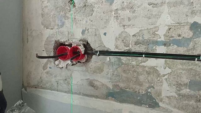 Монтаж новых подрозетников и лазерный уровень.