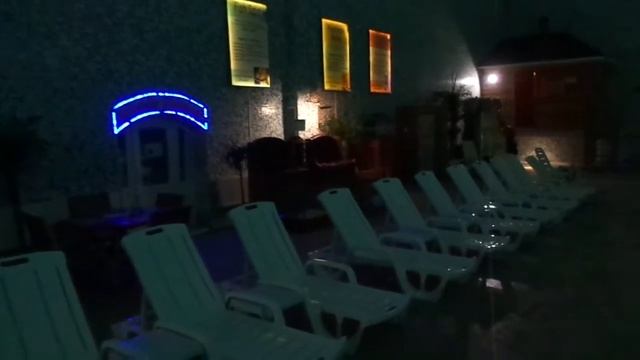 Барская усадьба. Аквацентр ночью. Шезлонги, сауна.