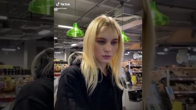 Как смотрят на ж()пу девушки и мужчины