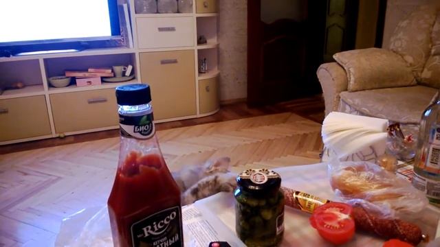 Cat Keks Steals A Sausage (Кот Кекс ворует колбасу)